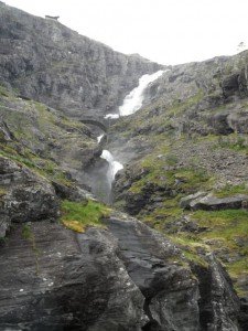 2014 Norwegen 4 Wasserfall mit Brücke